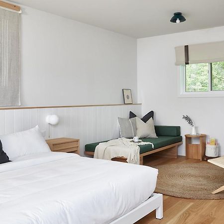 Somewhere Inn Calabogie ภายนอก รูปภาพ